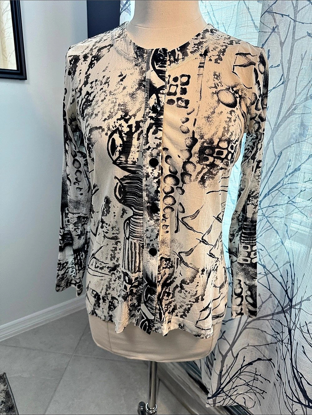 Chico's Abstract Long Sleeve Top in Beige & Black Size 1 Like New